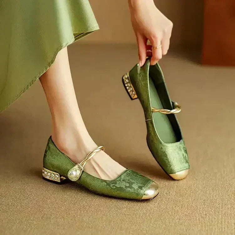 Ava – classic strappy shoes with an elegant look