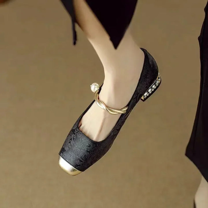 Ava – classic strappy shoes with an elegant look