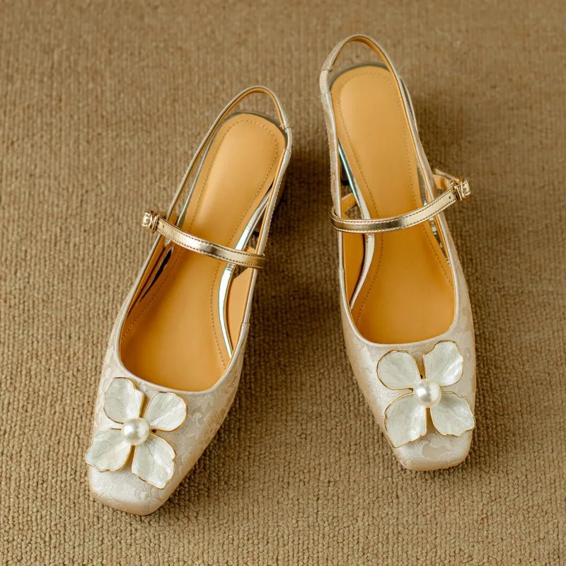 Lucy – Elegant women's shoes with floral detail