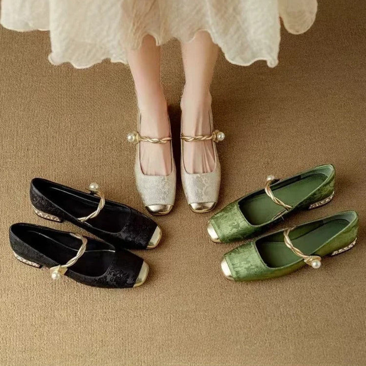 Ava – classic strappy shoes with an elegant look