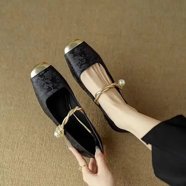 Ava – classic strappy shoes with an elegant look