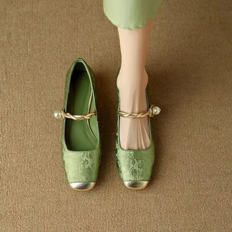 Ava – classic strappy shoes with an elegant look