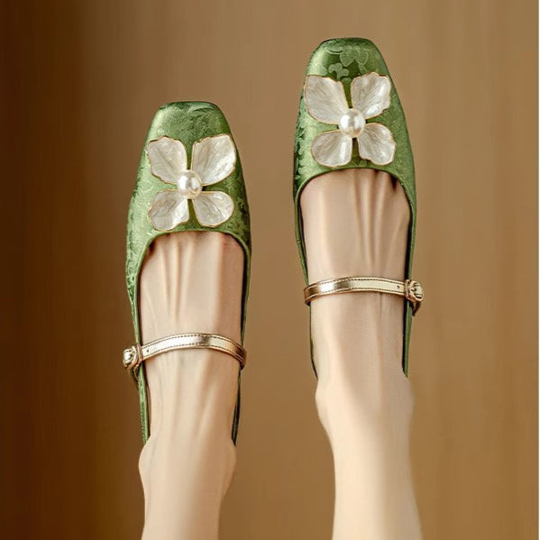 Lucy – Elegant women's shoes with floral detail
