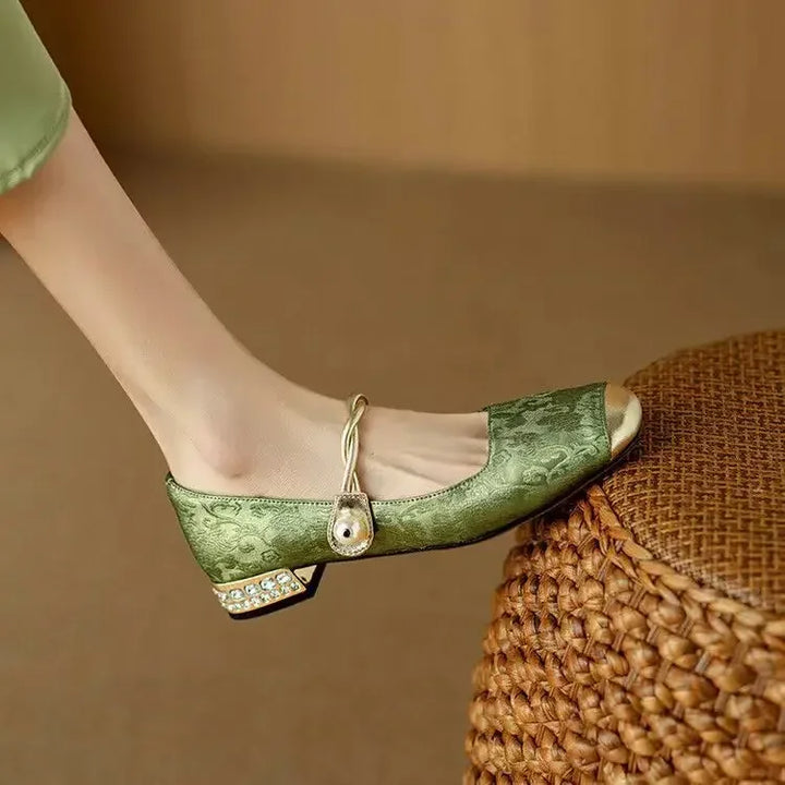 Ava – classic strappy shoes with an elegant look